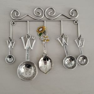 Measuring spoon "W" and sunflowers